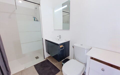 Les Alizés: Siège De Toilette, Luminaire Plomberie, Sol, Salle De Bains, Toilette, Sol, Design Intérieur, Lavabo, Armoire De Toilette, Évier