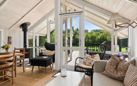 Thorolf - 625M from the Sea: Bois, Meubles, Design Intérieur, Porche, Plafond, Sol, Chaise, Sol, Domicile, Pot De Fleur