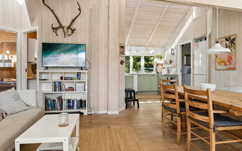 Thorolf - 625M from the Sea: Meubles, Design Intérieur, Sol, Bois, Plafond, Sol, Parquet, Domicile, Pièce, Salon