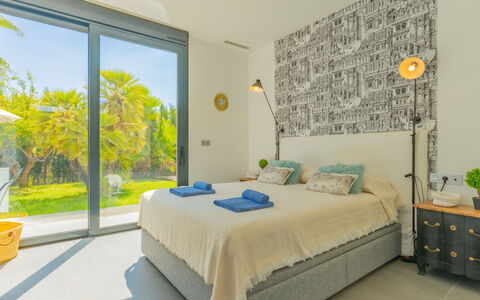 Azure: Meubles, Design Intérieur, Lit, Chambre, Mur, Sol, Sol, Plafond, Bois, Pièce