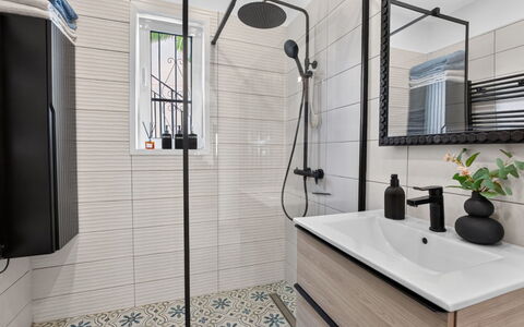Quesada: Sol, Luminaire Plomberie, Design Intérieur, Salle De Bains, Sol, Tuile, Plomberie, Évier, Robinet, Armoire De Toilette
