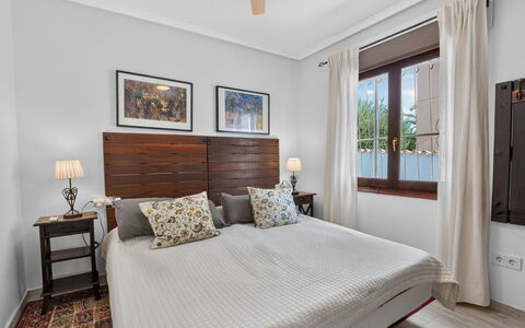 Quesada: Meubles, Lit, Design Intérieur, Chambre, Literie, Sol, Drap De Lit, Sol, Bois, Plafond