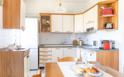 Casa Margia: Cuisine, Meubles, Appareil De Cuisine, Comptoir, Design Intérieur, Bois, Cabinetry, Principaux Appliance, Sol, Pièce