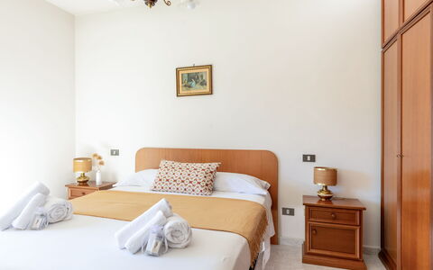 Casa Margia: Bois, Chambre, Lit, Design Intérieur, Meubles, Sol, Cadre De Lit, Drap De Lit, Pièce, Literie
