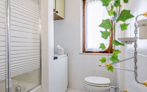 Casa Margia: Salle De Bains, Mur, Luminaire Plomberie, Sol, Design Intérieur, Sol, Toilette, Plomberie, Robinet, Évier