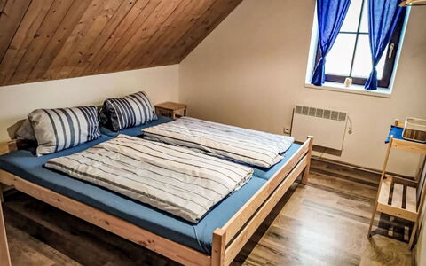 Donut Retreat 1: Bois, Chambre, Sol, Lit, Sol, Parquet, Drap De Lit, Meubles, Domicile, Design Intérieur