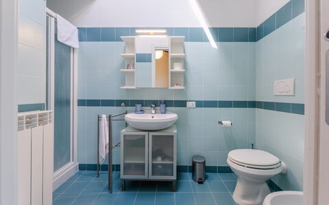 Il Melograno Apartament: Luminaire Plomberie, Sol, Salle De Bains, Design Intérieur, Sol, Évier, Toilette, Plomberie, Tuile, Robinet