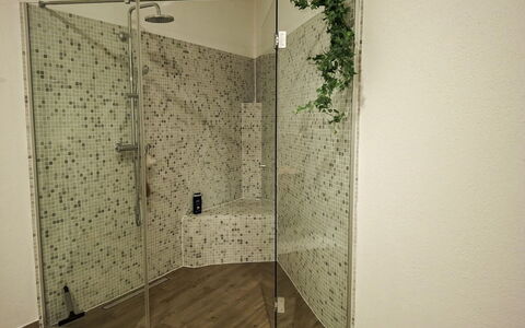 Bergzeit-Stoder: Sol, Sol, Design Intérieur, Tete De Douche, Douche, Luminaire Plomberie, Plomberie, Tuile, Salle De Bains, Porte De Douche