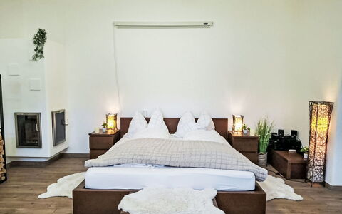 Bergzeit-Stoder: Meubles, Lit, Design Intérieur, Chambre, Sol, Sol, Literie, Bois, Pièce, Drap De Lit