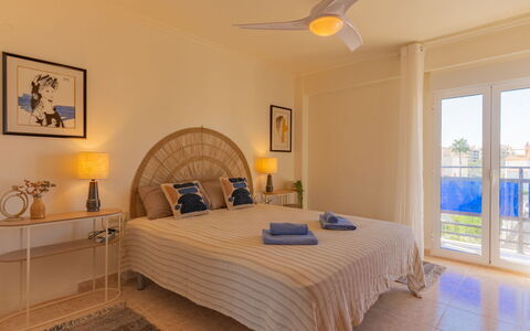 La Naranja: Meubles, Design Intérieur, Lit, Chambre, Sol, Sol, Bois, Plafond, Drap De Lit, Literie
