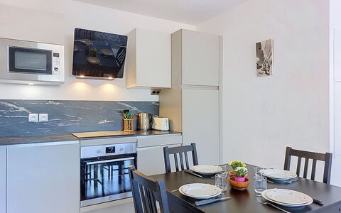 Alp'In: Appareil De Cuisine, Cuisine, Meubles, Comptoir, Design Intérieur, Principaux Appliance, Sol, Cabinetry, Bois, Électroménager
