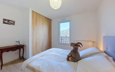 Alp'In: Lit, Chambre, Literie, Meubles, Design Intérieur, Mur, Drap De Lit, Bois, Sol, Sol