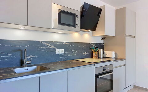 Alp'In: Comptoir, Principaux Appliance, Cuisine, Appareil De Cuisine, Sol, Cabinetry, Électroménager, Tuile