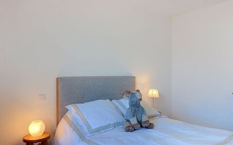 Alp'In: Lit, Meubles, Literie, Chambre, Drap De Lit, Design Intérieur, Mur, Linge, Sol, Bois