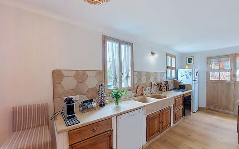 Maison de Village Manolsi: Cuisine, Comptoir, Cabinetry, Design Intérieur, Meubles, Sol, Bois, Appareil De Cuisine, Sol, Principaux Appliance