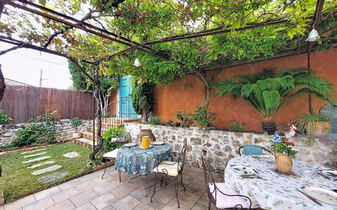 Maison de Village Manolsi: Meubles, Pot De Fleur, Dalle, Jardin, Chaise, Mobilier De Jardin, Ombre, Arrière-Cour, Plante D'Appartement