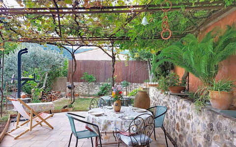 Maison de Village Manolsi: Meubles, Pot De Fleur, Mobilier De Jardin, Table, Jardin, Chaise, Dalle, Tableau De Plein Air, Ombre