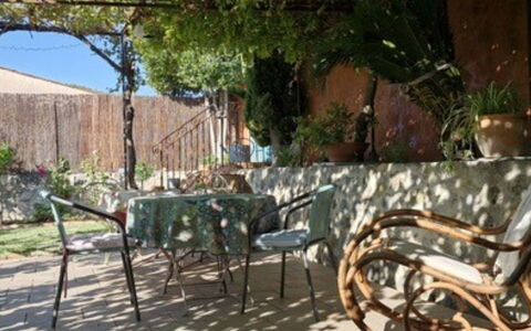 Maison de Village Manolsi: Meubles, Mobilier De Jardin, Chaise, Table, Tableau De Plein Air, Ombre, Jardin, Table Basse, Table Cuisine Et Salle A Manger, Pot De Fleur