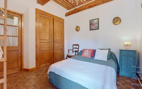 Maison de Village Manolsi: Lit, Meubles, Chambre, Design Intérieur, Literie, Drap De Lit, Bois, Pièce, Sol, Plafond