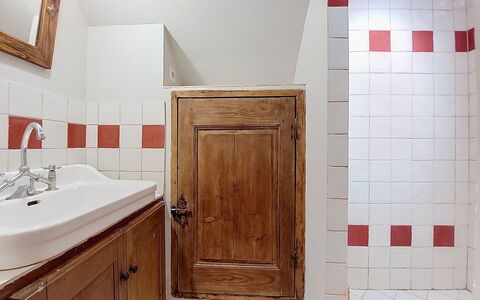 Maison de Village Manolsi: Mur, Sol, Luminaire Plomberie, Bois, Sol, Design Intérieur, Robinet, Plomberie, Salle De Bains, Lavabo