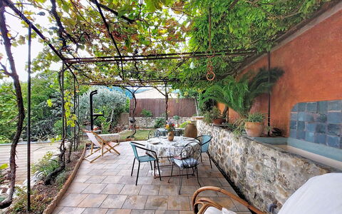 Maison de Village Manolsi: Meubles, Mobilier De Jardin, Pot De Fleur, Dalle, Chaise, Jardin, Ombre, Tableau De Plein Air, Plante D'Appartement
