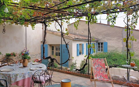 Maison de Village Manolsi: Meubles, Pot De Fleur, Chaise, Table, Mobilier De Jardin, Plante D'Appartement, Tableau De Plein Air, Ombre, Jardin