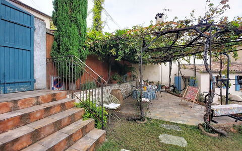 Maison de Village Manolsi: Le Fer, Pot De Fleur, Jardin, Arrière-Cour, Ombre, Plante D'Appartement, Cour, Cour, Balcon, Clôture