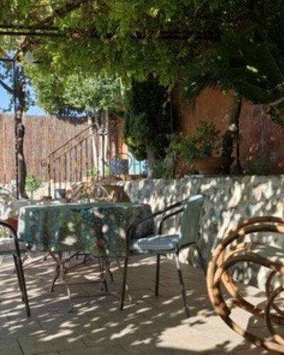 Maison de Village Manolsi: Meubles, Mobilier De Jardin, Chaise, Table, Tableau De Plein Air, Ombre, Jardin, Table Basse, Table Cuisine Et Salle A Manger, Pot De Fleur