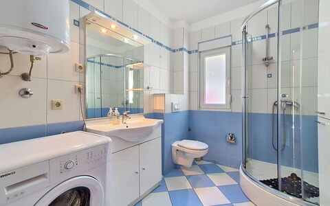 Marina 115: Bleu, Salle De Bains, Luminaire Plomberie, Design Intérieur, Sol, Sol, Toilette, Évier, Plafond, Plomberie