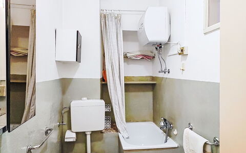 La Collina: Mur, Siège De Toilette, Luminaire Plomberie, Sol, Sol, Toilette, Design Intérieur, Plomberie, Pièce, Salle De Bains