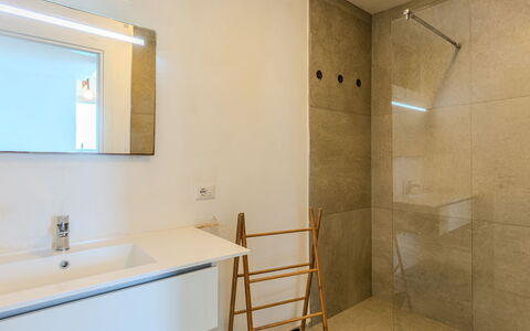 Casa Panoramica: Sol, Mur, Sol, Design Intérieur, Luminaire Plomberie, Salle De Bains, Plafond, Éclairage, Luminaire, Miroir