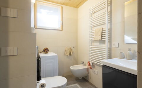 Crestun Design Duplex: Design Intérieur, Sol, Sol, Mur, Luminaire Plomberie, Salle De Bains, Bois, Évier, Robinet, Pièce