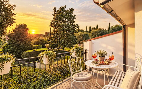 Le Fonti Terrazza: Domicile, Meubles, Jardin, Chaise, Balcon, Cour, Aménagement Paysager, Plante D'Appartement, Mobilier De Jardin, Villa