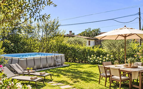 Le Fonti Terrazza: Mobilier De Jardin, Meubles, Piscine, Jardin, Recours, Arrière-Cour, Chaise, Ombre, Parapluie, Tableau De Plein Air
