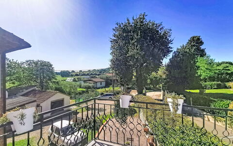 Le Fonti Terrazza: Jardin, Clôture, Biens, Pelouse, Aménagement Paysager, Banlieue, Cour, Balcon, Arrière-Cour, Accueil Escrime
