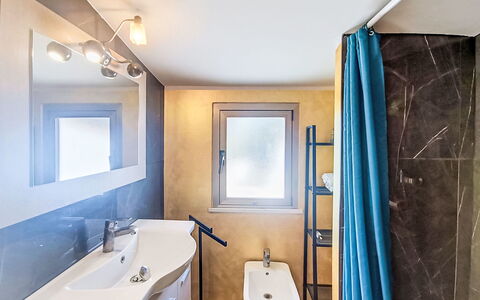 Le Fonti Terrazza: Sol, Luminaire Plomberie, Mur, Design Intérieur, Salle De Bains, Sol, Robinet, Évier, Plafond, Lavabo