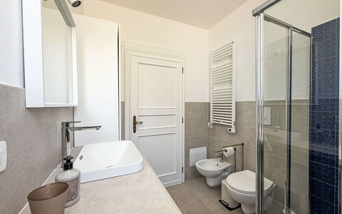 A Casa di Ara: Sol, Design Intérieur, Sol, Luminaire Plomberie, Plafond, Salle De Bains, Pièce, Évier, Robinet, Éclairage
