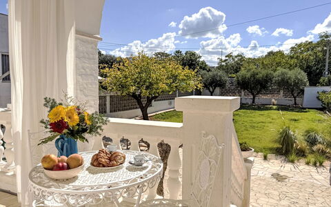 A Casa di Ara: Meubles, Porte, Mobilier De Jardin, Chaise, Ombre, Pot De Fleur, Colonne, Porche, Plante D'Appartement, Jardin