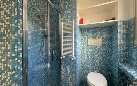 Appartamento Chiavari, Roma: Bleu, Salle De Bains, Luminaire Plomberie, Sol, Mur, Design Intérieur, Sol, Lavabo, Tuile, Toilette