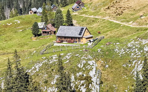 Schneehitzalmhütte: Meubles, Design Intérieur, Sol, Plafond, Sol, Chaise, Pièce, Éclairage, Table, Table Cuisine Et Salle A Manger