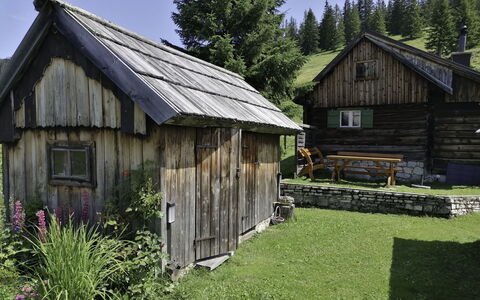 Schneehitzalmhütte: Meubles, Design Intérieur, Sol, Plafond, Sol, Chaise, Pièce, Éclairage, Table, Table Cuisine Et Salle A Manger
