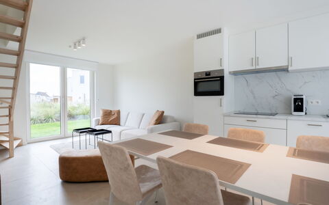 De Strandloper i with Parking & Airco: Meubles, Design Intérieur, Sol, Plafond, Sol, Chaise, Pièce, Éclairage, Table, Table Cuisine Et Salle A Manger