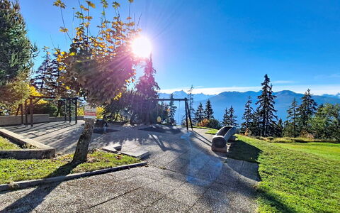 Crans-Montana 480: Ciel, Bleu, Lumière Du Soleil, Mélèze, Chaîne De Montagnes, Station De Montagne, Pôle, Banc, Extérieur Banc
