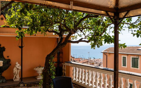 Sanremo Seaview: Meubles, Design Intérieur, Sol, Plafond, Sol, Chaise, Pièce, Éclairage, Table, Table Cuisine Et Salle A Manger