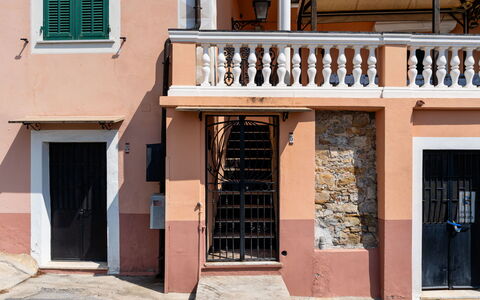 Sanremo Seaview: Meubles, Design Intérieur, Sol, Plafond, Sol, Chaise, Pièce, Éclairage, Table, Table Cuisine Et Salle A Manger