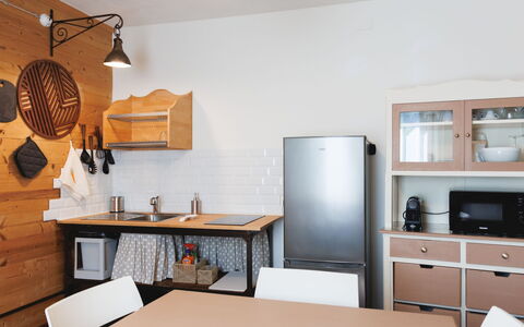 Lagomonti Apartments: Sol, Chambre, Literie, Lit, Cadre De Lit, Linge, Drap De Lit, Dur, Matelas, Parquet
