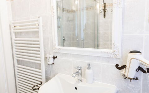 Lagomonti Apartments: Sol, Chambre, Literie, Lit, Cadre De Lit, Linge, Drap De Lit, Dur, Matelas, Parquet