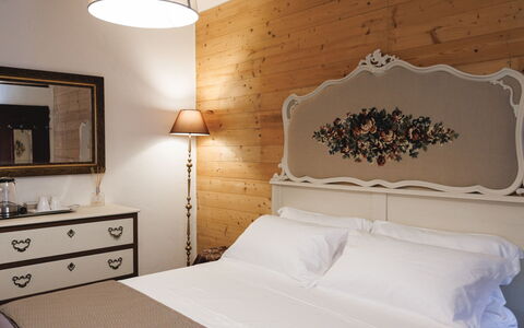 Lagomonti Apartments: Sol, Chambre, Literie, Lit, Cadre De Lit, Linge, Drap De Lit, Dur, Matelas, Parquet
