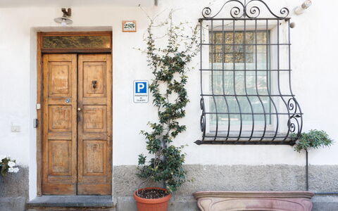 Lagomonti Apartments: Sol, Chambre, Literie, Lit, Cadre De Lit, Linge, Drap De Lit, Dur, Matelas, Parquet