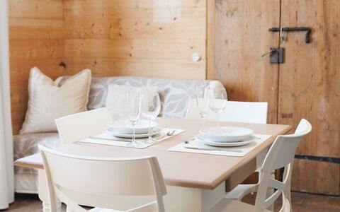 Lagomonti Apartments: Sol, Chambre, Literie, Lit, Cadre De Lit, Linge, Drap De Lit, Dur, Matelas, Parquet